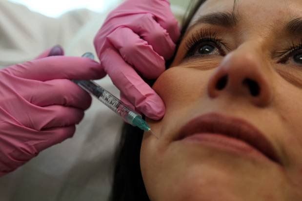 O americancă a dezvoltat oase la pleoape după o procedură estetică